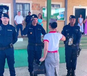 SOB NOVO COMANDO - Escola Militar do Jaru troca de direção e aluna presenteia militar